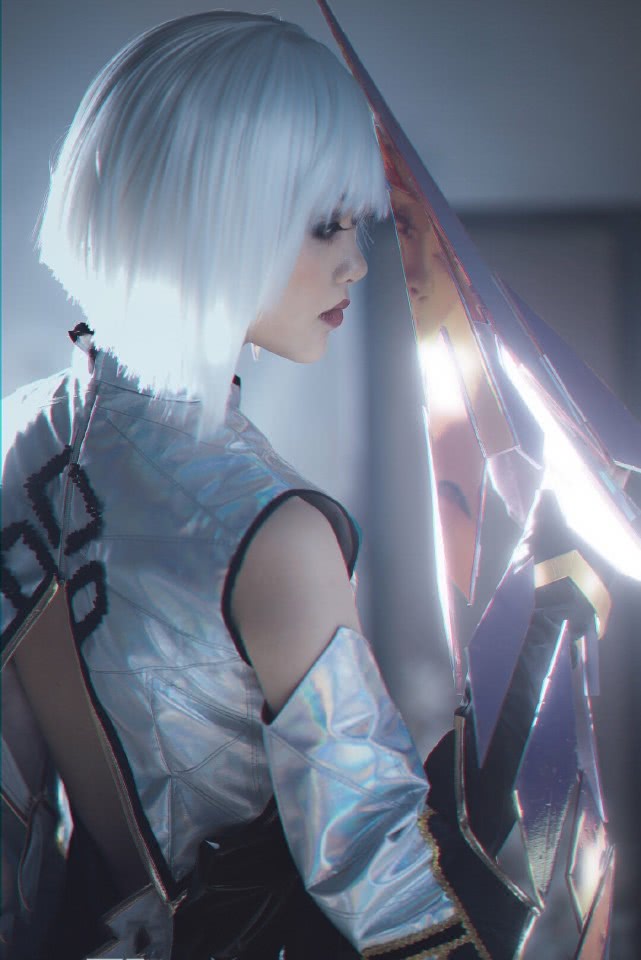 王者:镜cos酷炫上线,镜子武器逼真,眼妆诠释很到位,发型爱了