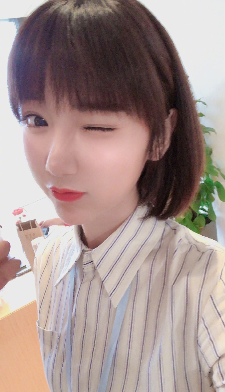 毛晓彤晒《三十而已》剧照,穿条纹衬衫配黑西装,妥妥的白领丽人