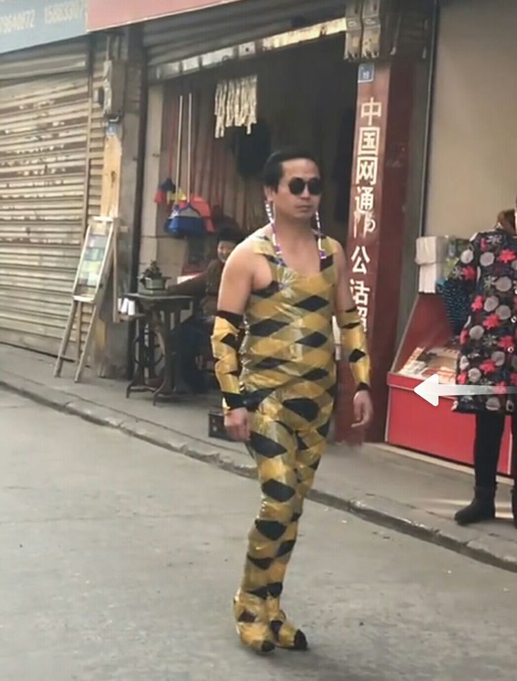 男子扮女装假装超模走秀,网友表示:这衣服不丑就是有点辣眼睛