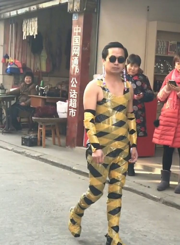 男子扮女装假装超模走秀,网友表示:这衣服不丑就是有点辣眼睛