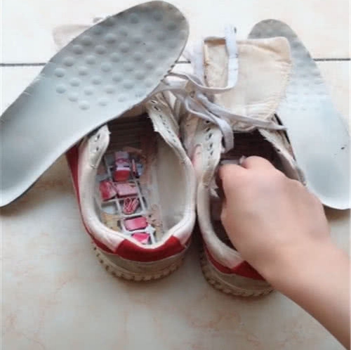 女子打扫卫生发现一双破鞋捡起来后却发现鞋里有宝贝乐了