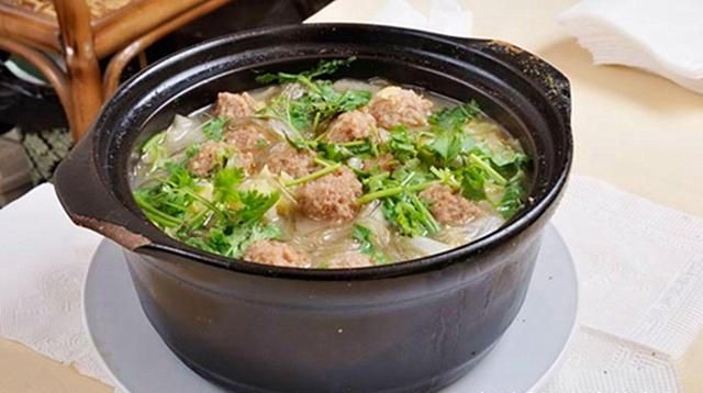拿手菜:双椒爆脆肚,咸蛋黄虾仁豆腐,砂锅丸子,毛蟹炒年糕
