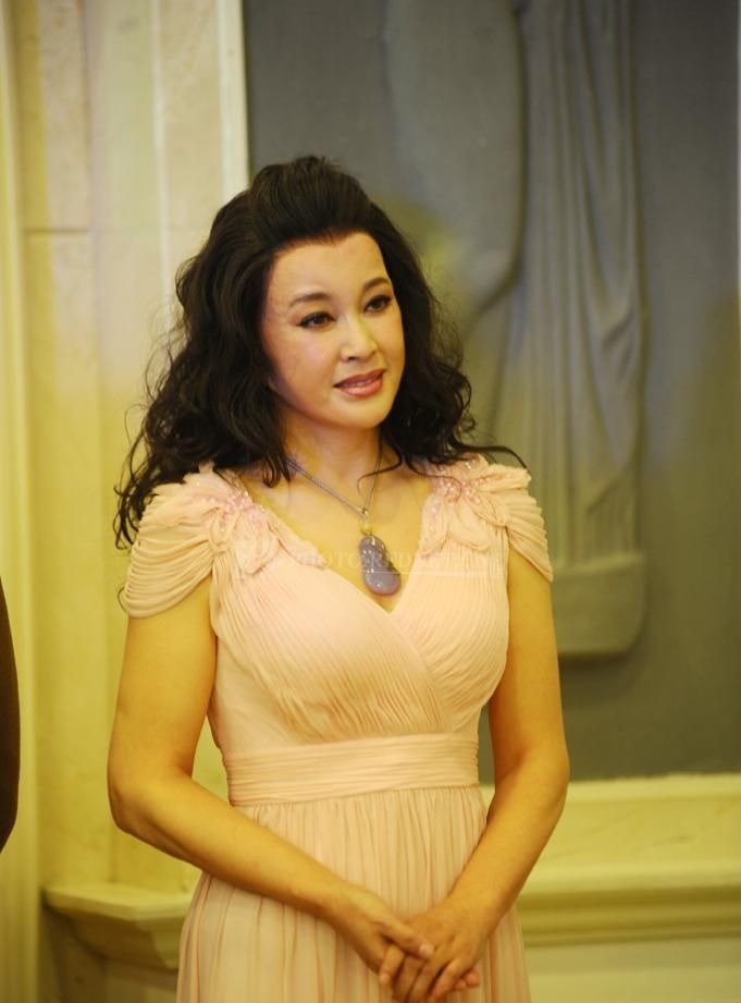 64岁刘晓庆近照路人镜头下的她奶奶年纪过于真实