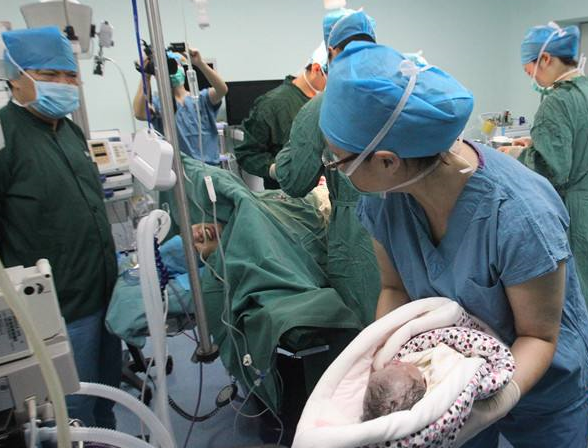 露露也顺利怀上了孩子,当时露露就在老家养胎,在怀孕三个月到医院检