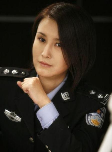 她曾是银幕"最美警花", 嫁给大23岁著名导演, 今52岁为夫守寡