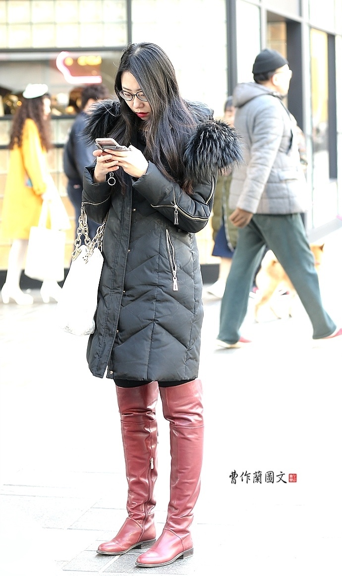 街拍:选择花样高筒靴的美女