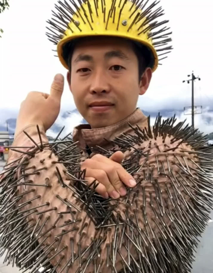 男子工地干活找灵感,用上万铁钉制作衣服,穿上都不敢靠近