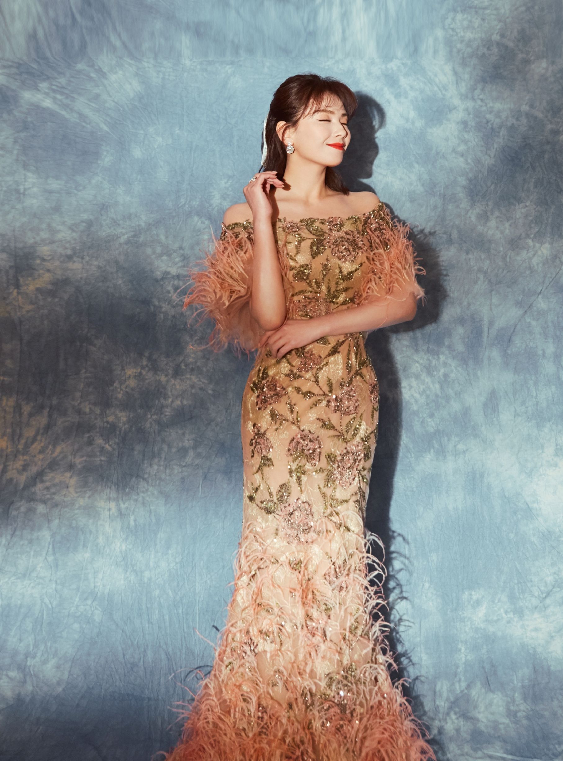 刘涛穿衣太大胆了,裙子高腰开叉到大腿根部,胸前v领更是开到腰