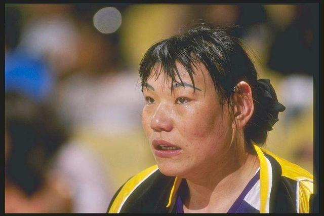 郑海霞的职业生涯非常辉煌,1967年出生的她在16岁就入选了中国女子