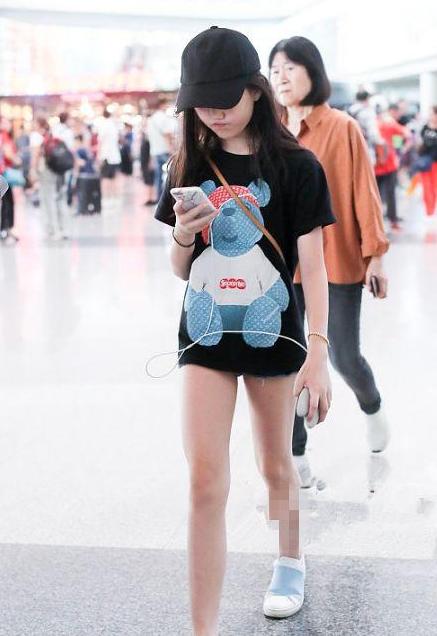 12岁李嫣穿t恤比裤子还长网友李亚鹏的腿王菲的气质