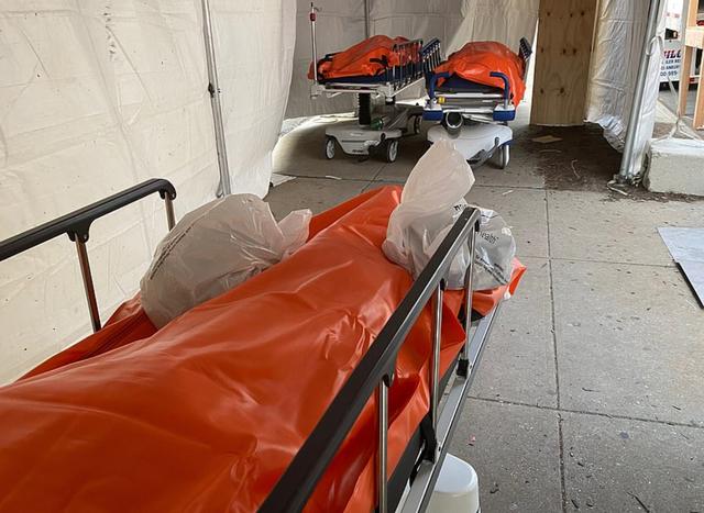 美国确诊超33万,橙黄色尸袋排列医院走廊上,被层叠装进卡车