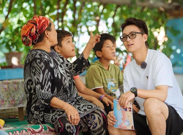 "达康书记"吴刚妻子,与23岁儿子接吻引热议,网友:儿大不避母