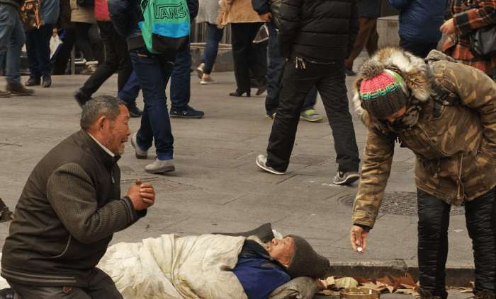 马路边常见的10种乞讨方式, 哪一种会让你舍得掏钱?