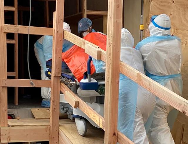 美国确诊超33万,橙黄色尸袋排列医院走廊上,被层叠装进卡车