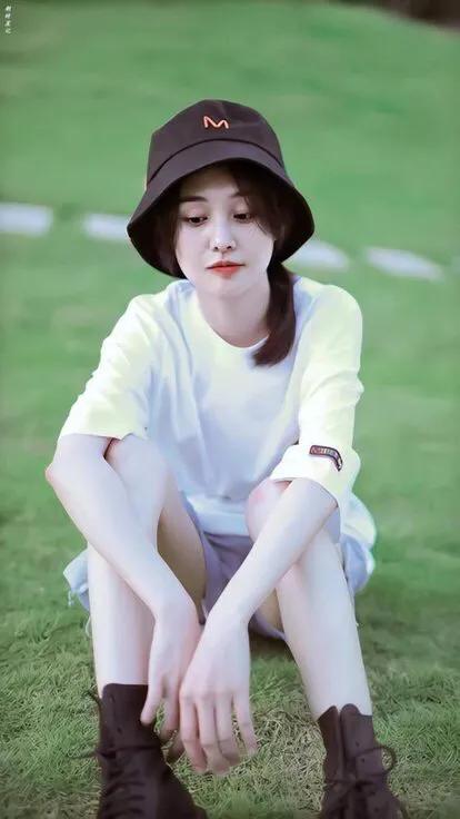 戚戚芳草地郑爽身着短裤拍照腿部瘦到了极致