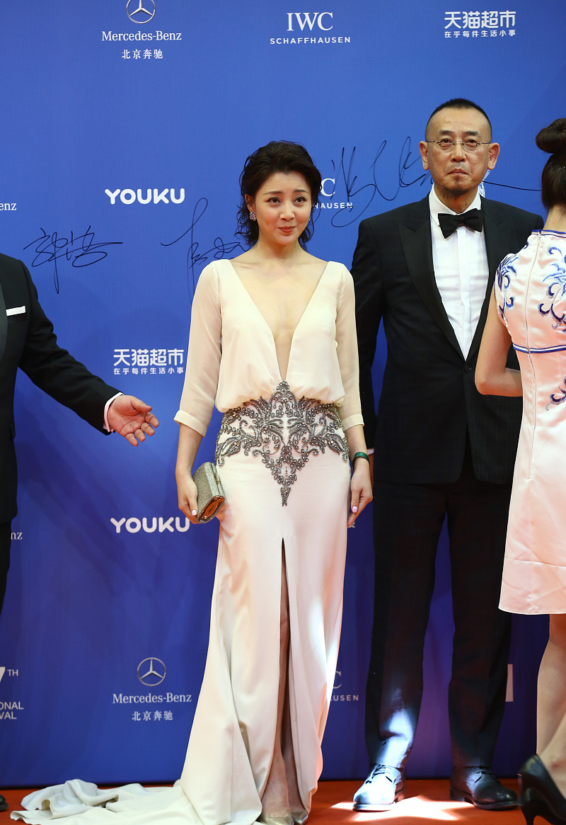 造型本身的大气和美感,裙摆和领口适当用蕾丝点缀,增添了一抹女人味