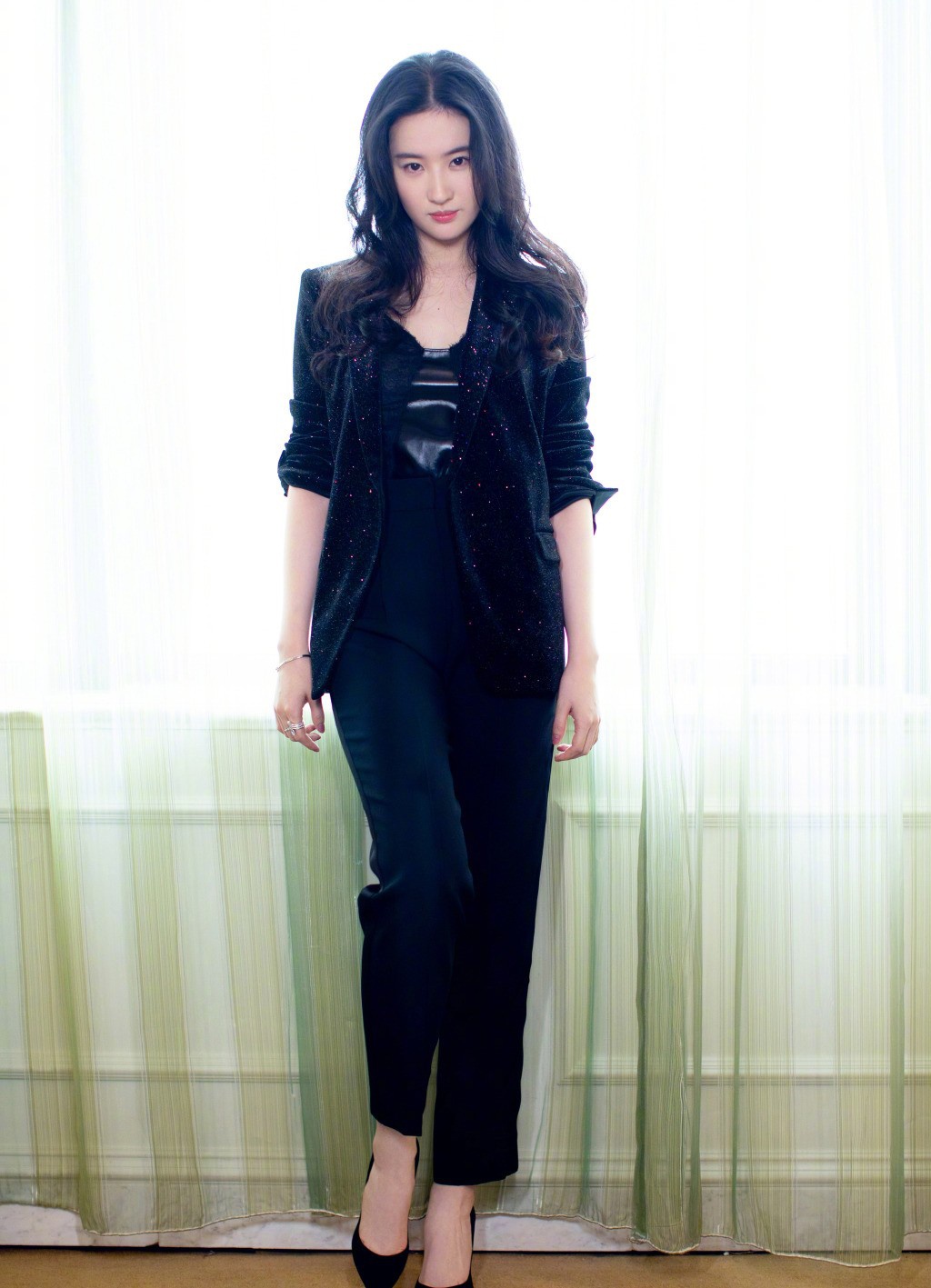 刘亦菲晒撸猫照,穿宽松灰色针织衫配牛仔裤,33岁少女感十足