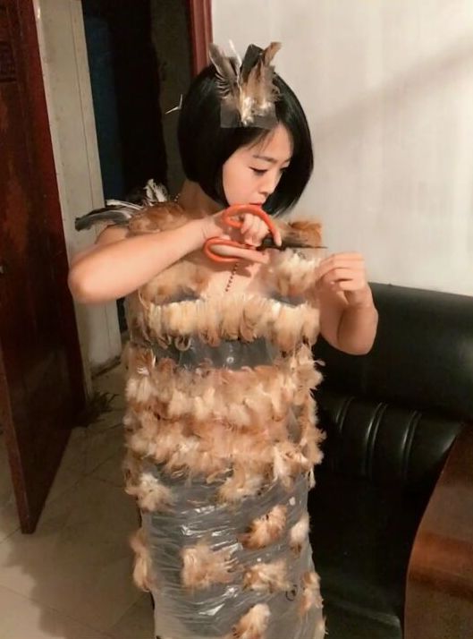 女子杀鸡取卵炒菜吃,还将鸡毛做成裙子,网友吐槽太残忍了