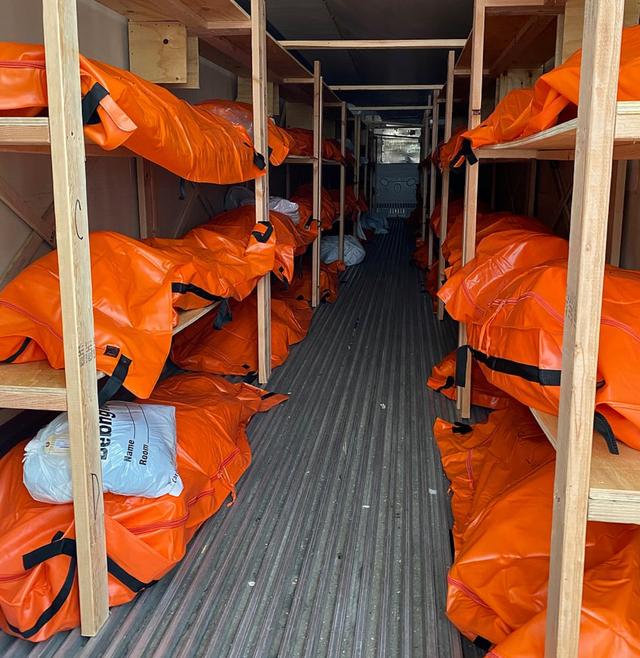 美国确诊超33万,橙黄色尸袋排列医院走廊上,被层叠装进卡车