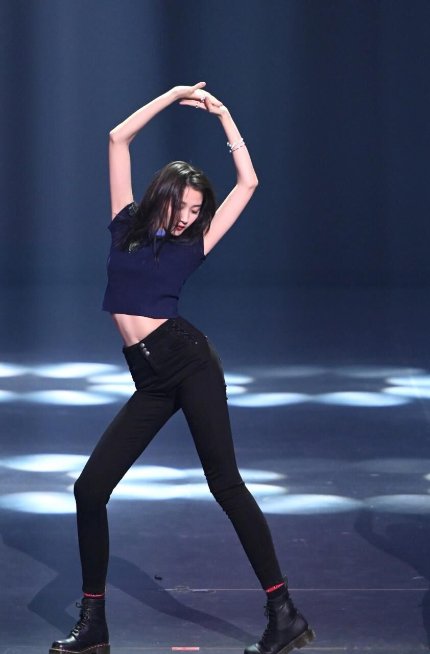 22岁关晓彤跳团舞,动作奔放身体扭成s型,怎么看都不像22岁