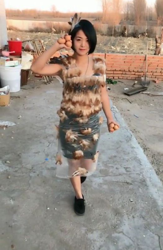 女子杀鸡取卵炒菜吃,还将鸡毛做成裙子,网友吐槽太残忍了
