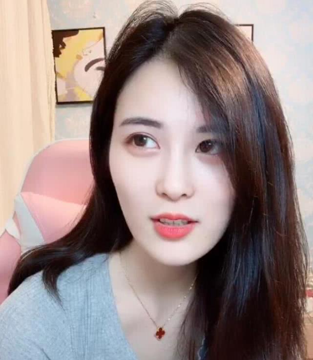 主播白菜mm直播时痛哭直言收入下滑太多一个月才赚200万