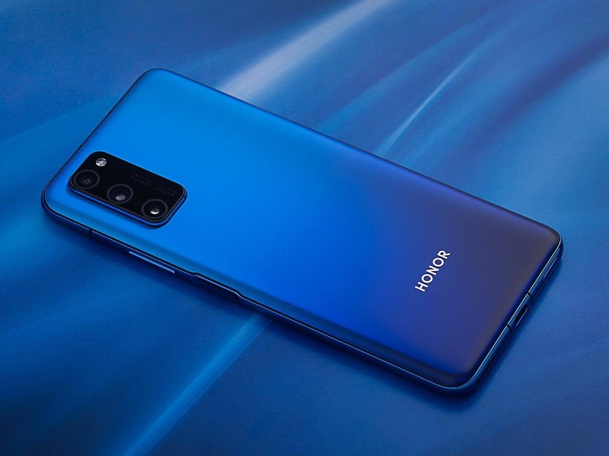 因此华为的产品方向也引导着荣耀的发展方向,近些年华为在智能手机