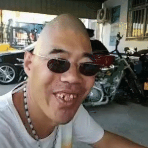 大哥长的这么有特点,背后一定有很多故事,不去参加好声音真是可惜了
