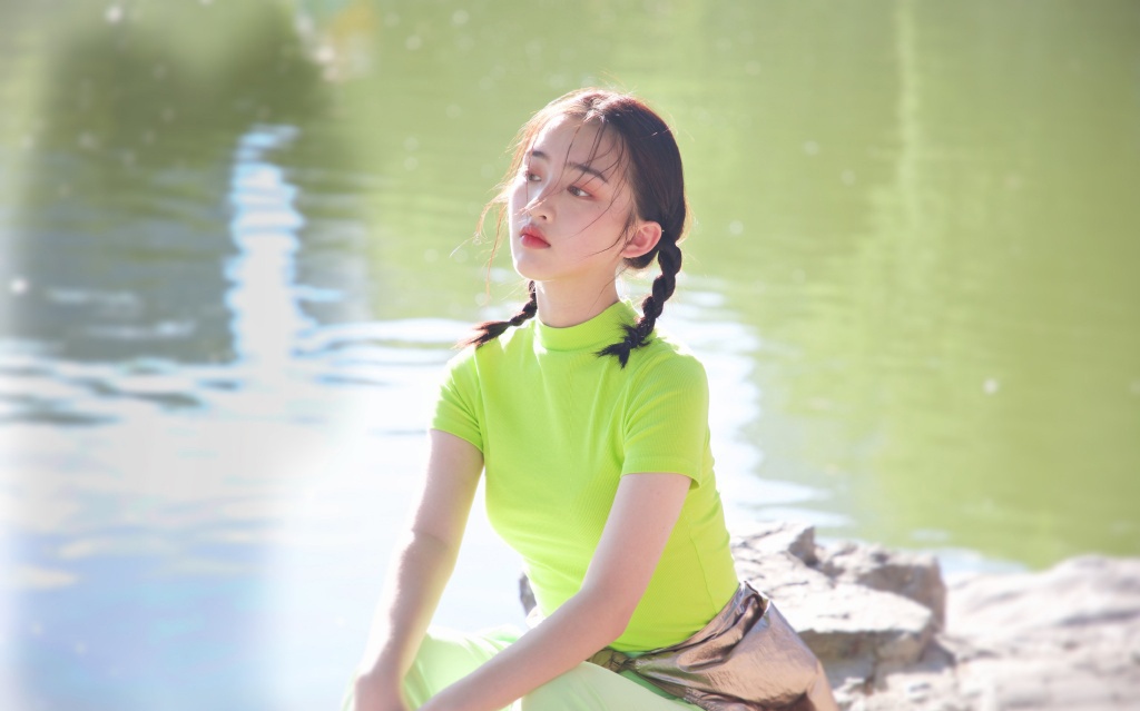 11岁被苏有朋选中进入娱乐圈,今穿红t配空气刘海,俏皮感十足|邓恩熙