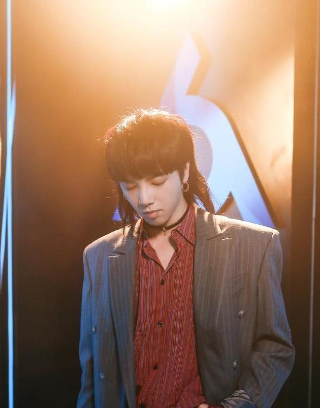 男星"鲻鱼头"发型,王一博秀气,蔡徐坤可爱,千玺让你移不开眼