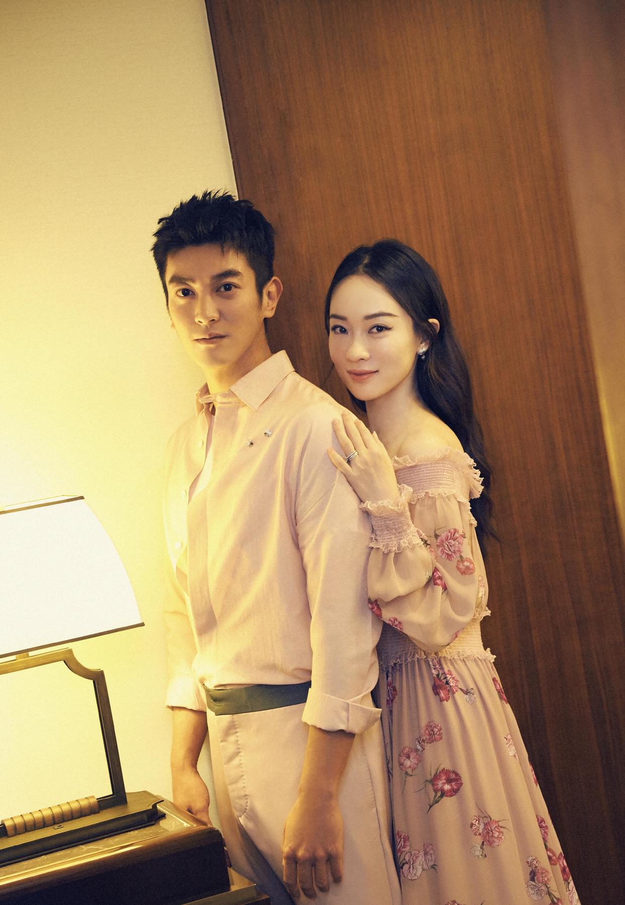 霍思燕杜江又撒狗粮,十指相扣甜到齁,穿一字肩连衣裙减龄俏皮