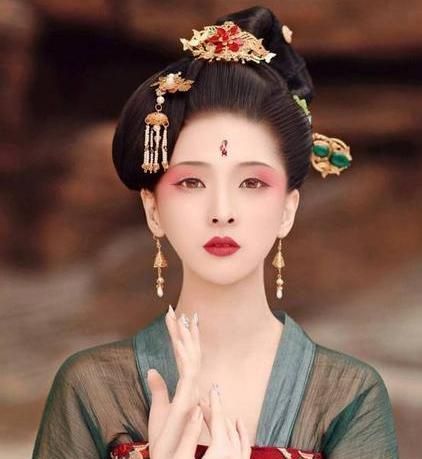 最后一句展现闺妇慵懒的状态,"未得试春衣".