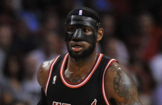 詹皇戴黑面具被禁,面具太小遮不住奥胖大脸