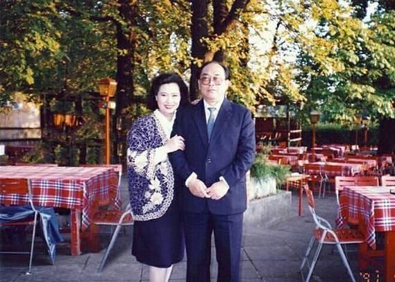丈夫去世12年,她不舍下葬将骨灰摆放在卧室|朱逢博|施鸿鄂|骨灰_新浪