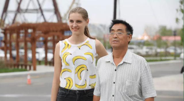 中国大叔到俄罗斯旅游,最后竟娶了一位俄罗斯小姑娘,真是赚大了
