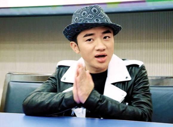 高挑的鼻梁外加迷人的小眼,粉丝:复制粘贴|王祖蓝|蓝哥|样貌_新浪新闻