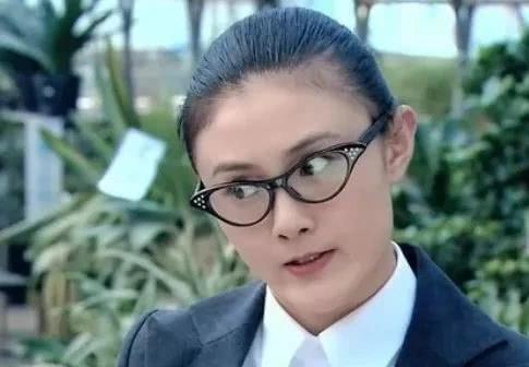 《流星雨》中楚雨荨舅妈很丑?11年后摘眼镜穿吊带,美到高攀不起