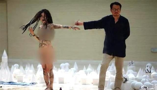 书法界又出新花样人体书法粉墨登场美院教授出名了