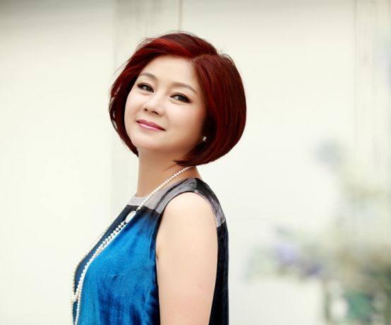 她是王小丫发小,进入央视多年未走红,今53岁仍籍籍无名