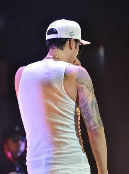 苏志燮身材真绝了,和老婆同框像年轻小伙