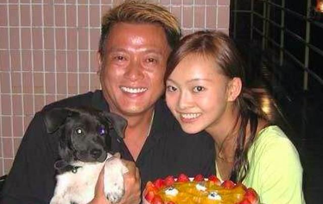 魏骏杰娇妻再度出轨被拍,与老外忘情激吻,整容脸越来越娇嫩