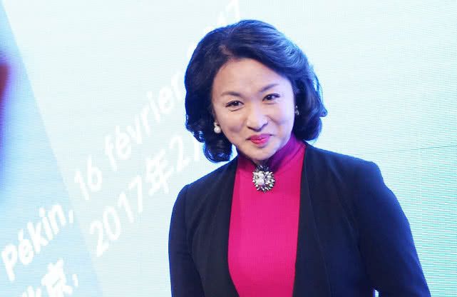 金星外穿黑色夹克,内搭粉色连衣裙出席活动,体面又显时髦!