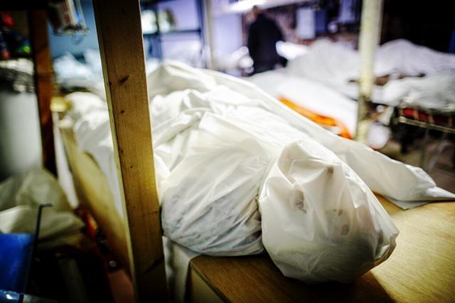 美殡仪馆透露真相:三具遗体确诊,但只有一具标明死因