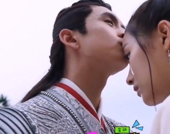 关晓彤吻戏,当张云龙靠近时,谁注意她反应?云龙下意识嘟囔3字