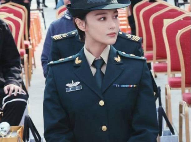 4位女星"穿军装"造型,杨幂清纯,佟丽娅英气,而她让人沦陷!