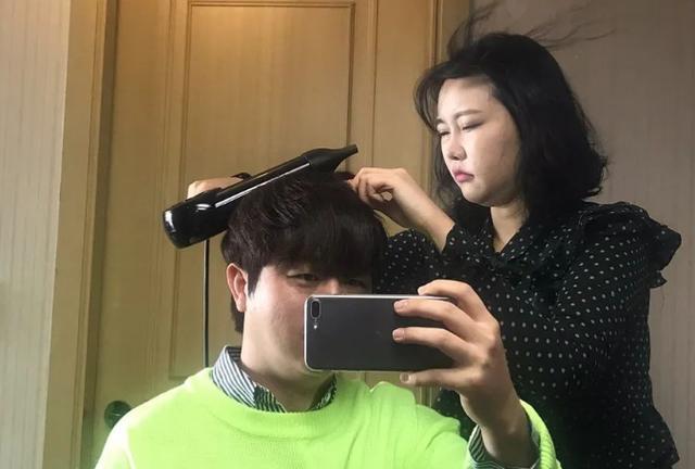 金延智拙劣的ps技巧修出的照片,有它独特的幽默感.