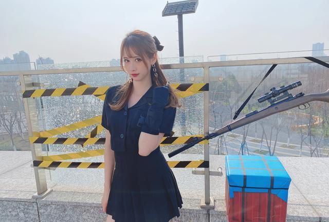 和平精英pel联赛线下女玩家火了,人美枪刚,观众:还能看比赛吗