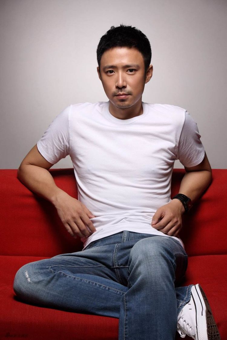 他为了照顾毁容的女友,放弃了事业,后凭借《都挺好》重新翻红