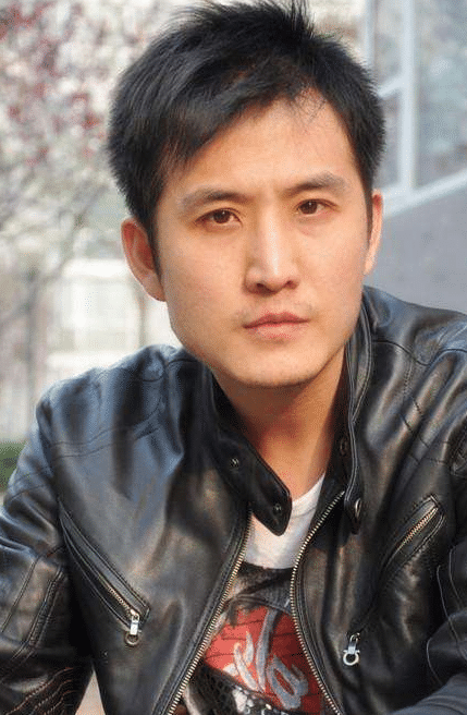 他意外把弟弟带入娱乐圈,如今弟弟红遍全国,而他却无人识