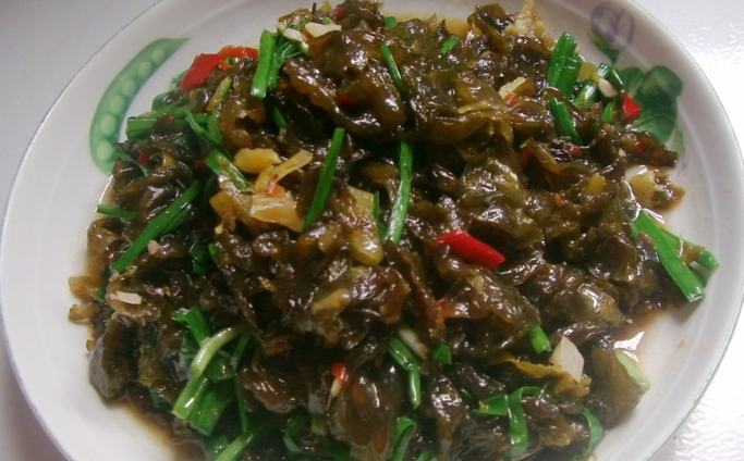 男子山上发现一些不明物,当地居民称它"雷公屎",一道美味菜